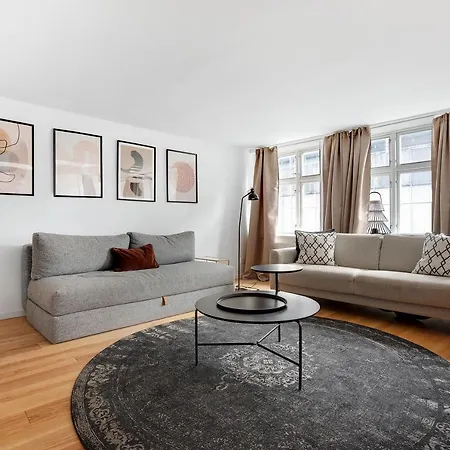 Sanders Regent - Treasured Three-bedroom Near Square Apartment